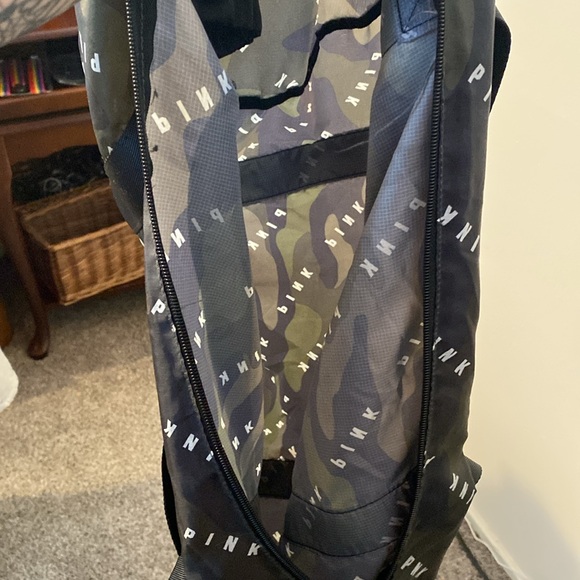 Victoria’s Secret PINK packable duffle bag camo print - Picture 5 of 6